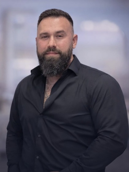 Portrait of author David Elian Belei